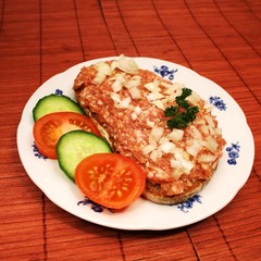 Teller mit Hackepeterbrot