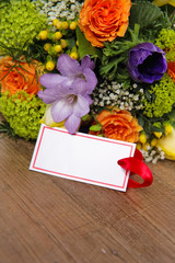 Naklejka premium Blumen mit Karte