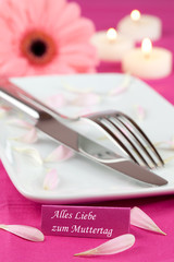 Tischgedeck mit Blume