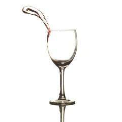 Liquide qui sort d'un verre