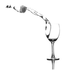 Liquide et glaçons qui sortent d'un verre