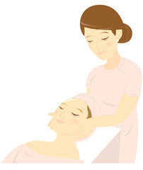 顔のエステを受けている女性