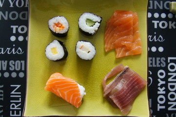 assiette de sushi, maki et sashimi