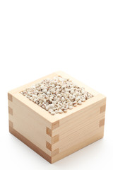 升に盛ったハトムギ