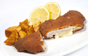 CORDON BLEU GESCHNITTEN MIT SCHMELZKÄSE UND KARTOFFEL