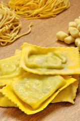 Obraz na płótnie Canvas Tortelli z serem ricotta i szpinakiem, makaron świeży jajeczny