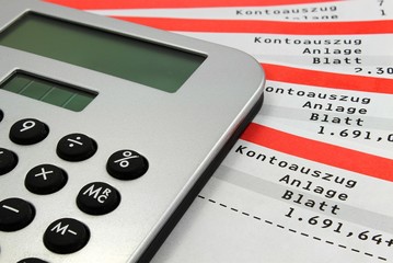 Taschenrechner mit Kontoauszügen