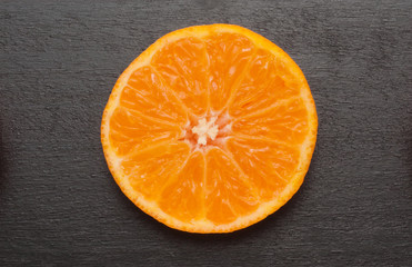 Mandarine auf schwarzem Brett