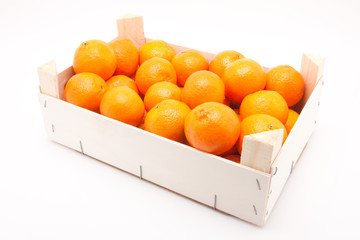 Mandarinen in Kiste vor weissem Hintergrund