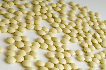 Viele gelbliche Tabletten