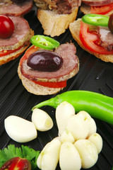 snakes on grill plate : tartlets with sliced meat