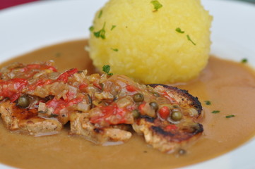 Schweinemedallions mit Kloß und Soß