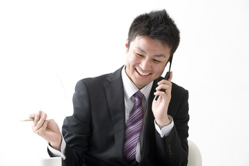 携帯電話で話すビジネスマン