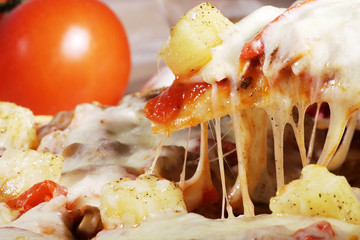 Hawai Pizzastück Käse zieht Nahaufnahme