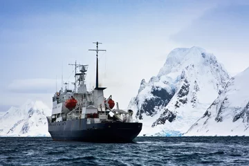 Fototapeten Großes Schiff in der Antarktis © Goinyk