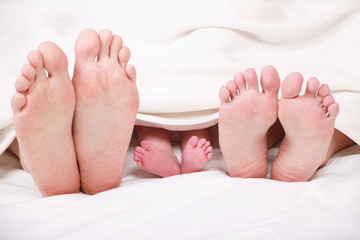Kleine Füße unter der Decke