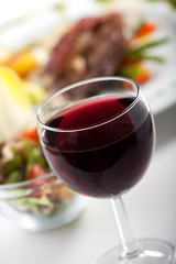 Glas Rotwein und Abendessen