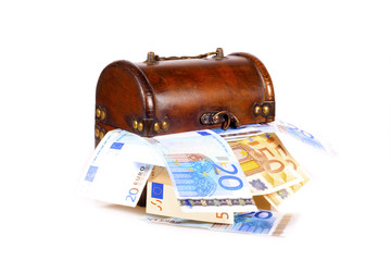 Schatztruhe mit Geldscheinen