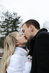 Fototapeta premium Young love couple kissing in a city