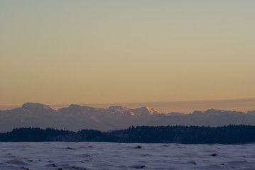 Fototapeta na wymiar Zimowy krajobraz w zachodzie słońca