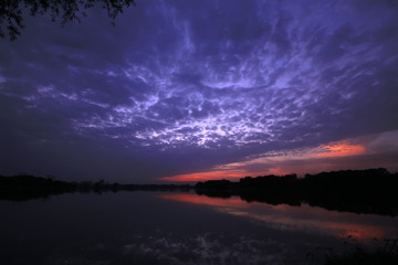 Fototapeta na wymiar waterside sunset