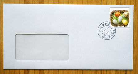 Briefumschlag mit Briefmarke im Ostern-Design