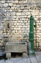 Pompe à eau dans le village d'Aiguèze