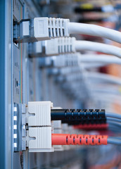 Glasfaserstecker an Server