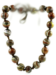 collier ruban et perles marbrées