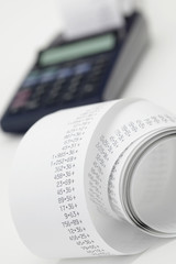 Tischrechner mit Kassenrolle