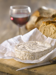 Camembert, verre de vin rouge et pain