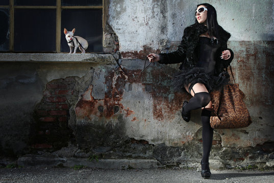 ragazza appoggiata al muro