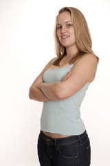 Junge freundliche Frau blickt keck