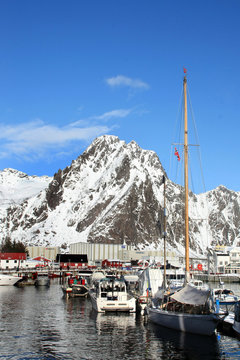 Sailors docking in  Svolvær
