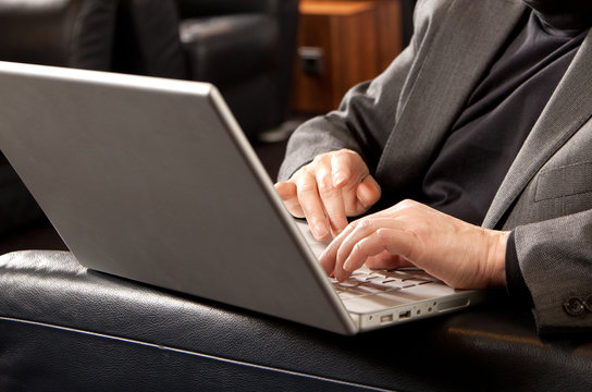 Gesch&auml;ftsmann an seinem Laptop