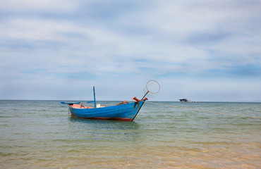 blaues Fischerboot vor Phu Quoc