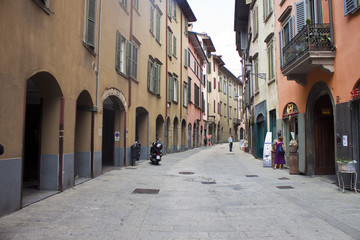 Fototapeta na wymiar Stare ulicy w Bergamo