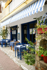 Fototapeta na wymiar Outdoor cafe w greckim miasta