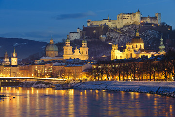 Naklejka premium Stare miasto Salzburg w nocy