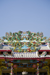Fototapeta premium Dragon statue on the roof of a Chinese temple