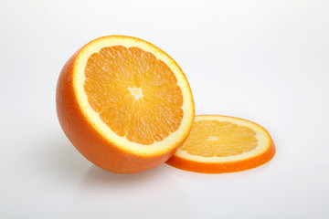 orange coupée sur fond blanc