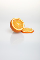 orange coupée sur fond blanc