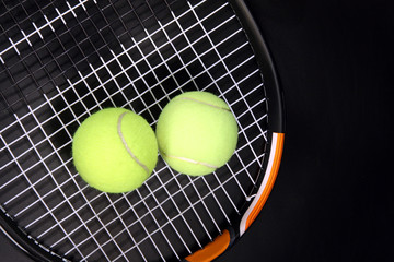Теннисные мячи и ракетка