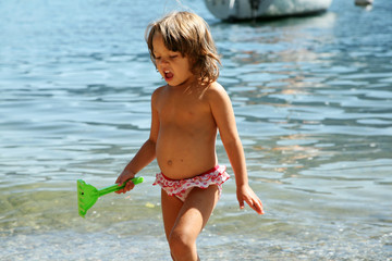 bambina con rastrello in mano