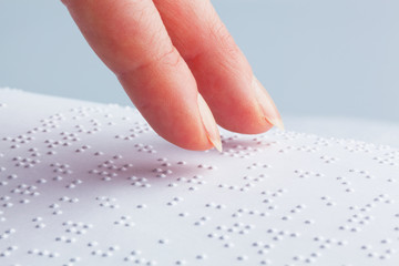 Blindenschrift und Finger. Buch in Braille