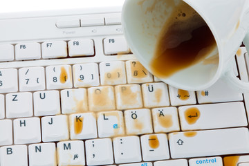 Kaffeetasse auf Computer Tastatur geleert