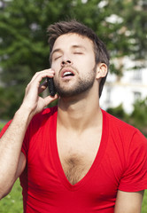 jeune homme en communication téléphonique soulagement