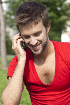 jeune homme sexy avec portable &agrave; la mode