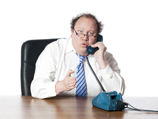 homme manager donnant des indications au téléphone