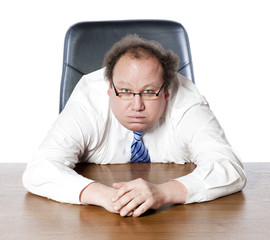 homme épuisé à son bureau
